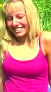 Bionda Si riempie la figa con una carota in un divertimento selvaggio all'aperto