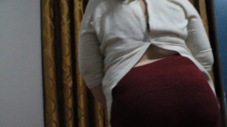 Dirty Fucker: 一个拉丁裔semental操他朋友的继母，一个美丽的金发女郎，并让她喷：看看她是如何享受大黑屌的。