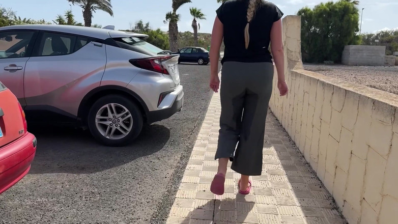 Emma Voyeur: Awek seluar basah di jalan