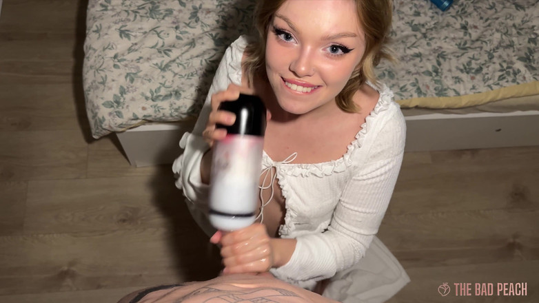 Ashby Winter: 哪个更好？是她的嘴还是玩具？