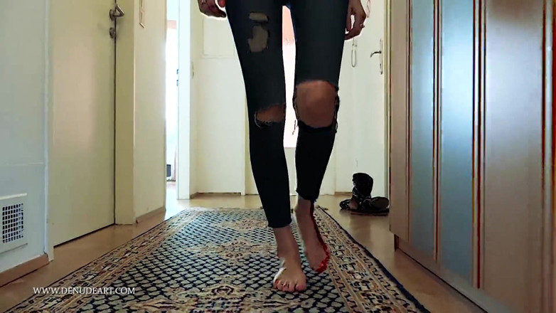 Denudeart: 美丽的Heidi在沙发上达到真正的高潮