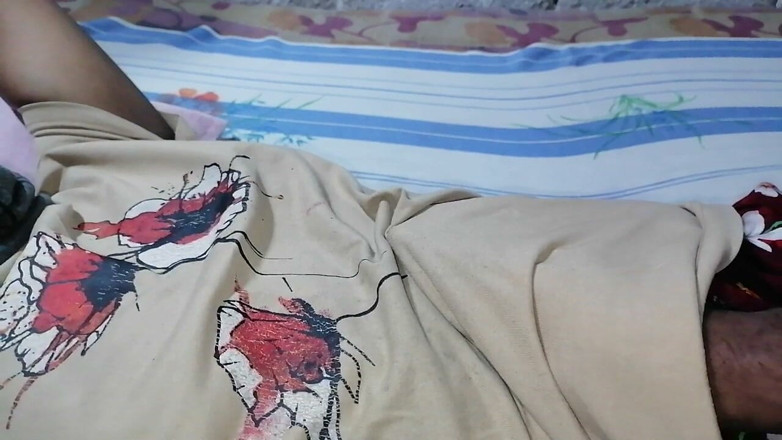 Sweety In Bed: โคลสอัพนมเอเชียขนดกของจริง