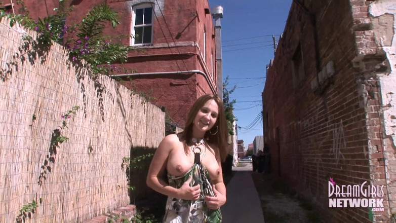 Dream Girls: Лексі не може його тримати і писяє на відкритому повітрі