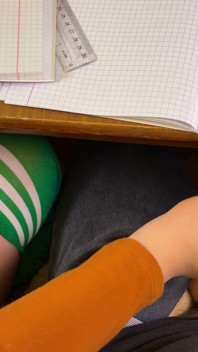 Studentessa gli fa una sega in una lezione di matematica sotto il tavolo del college. Masturbazione rischiosa in una classe pubblica.