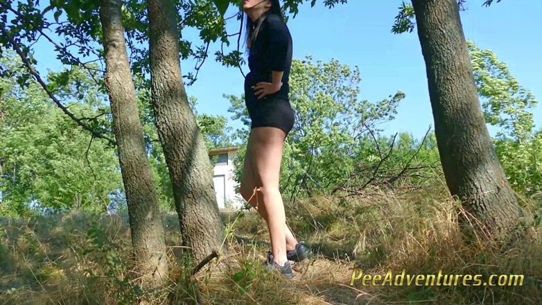 Pee Adventures: 작은 숲에 서 있는 반바지를 입은 오줌