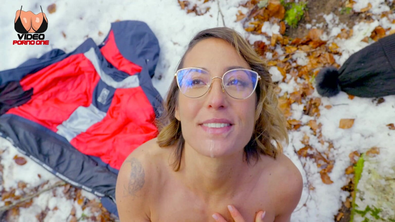 Video Porno One: Dieses Paar Hat Draußen Im Schnee Einen Guten Fick!