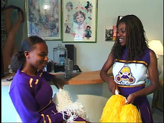 Meet and Fuck: Dvě černé roztleskávačky kouří a šukají péro jako profesionálky