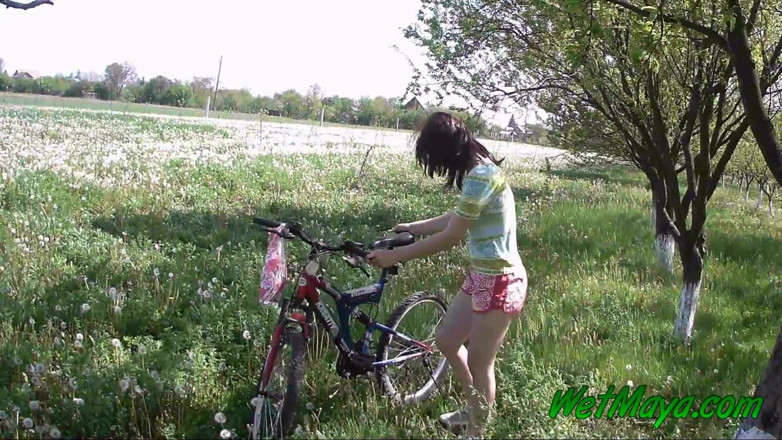 Wet Maya: Piscio sulla sua bicicletta