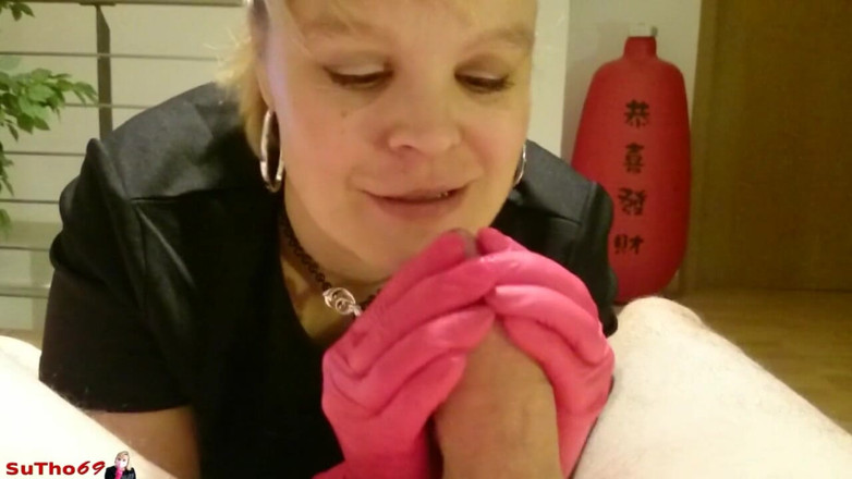 Sutho69: Handske onani slutar med sperma i munnen