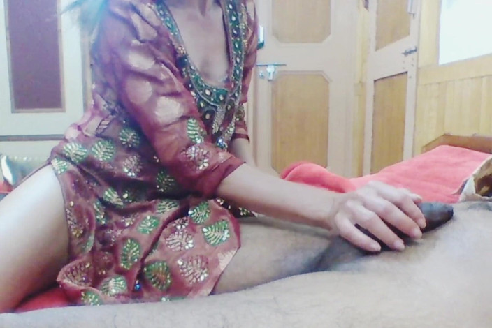 Bolly Karma: Ibu tiriku lagi liburan - tangannya bikin aku sange berat