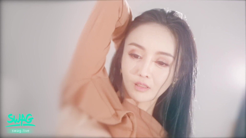 SWAG.live: สาวจีนผอมบางร้อนแรงสวมรองเท้าส้นสูงกระโดดลงขย่มควยทันที