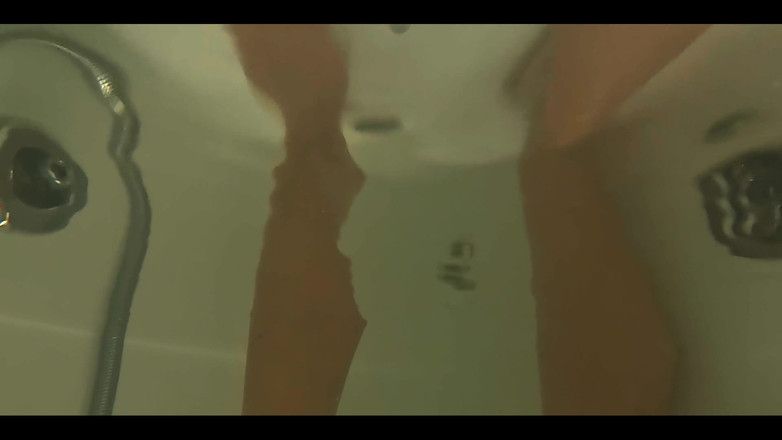 Crazywifeslut: Lol Ik test hoe waterdicht mijn camera