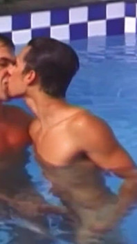 Svalnatá hunks sdílení parního anál bez sedla u bazénu