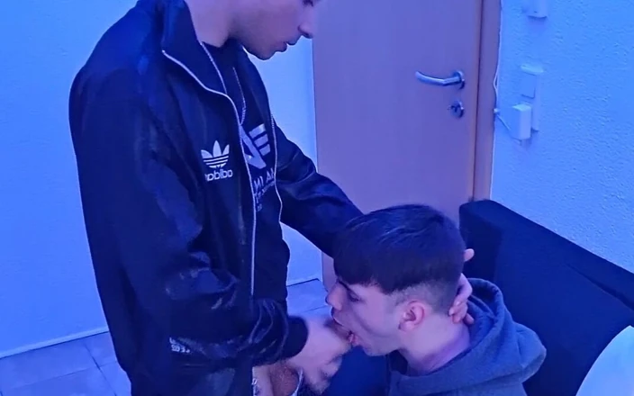 boyzxy212: Scally男孩用他的同性恋婊子的嘴清空他的球，并射遍他的脸上