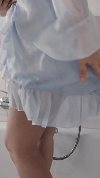 セクシーな妻が彼女の陰部を剃ります。ホットな毛深いラテンの猫、巨乳、大きなお尻。