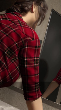 Người vợ ngoại tình đeo kính trốn trong nhà vệ sinh công cộng từ người chồng cuckold để đụ với một con cu trẻ - tình yêu của mẹ kế - phần 32
