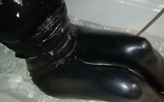 Leather Addict: Fată în colanți din piele într-o cadă