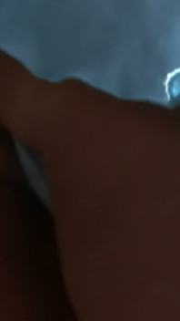 Une MILF blonde à forte poitrine chevauche une grosse bite noire sur le canapé marron