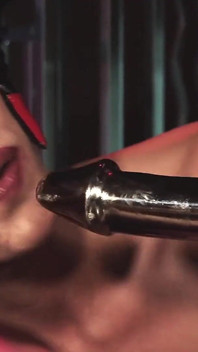 Scène de chattes fétiches - orgie entre des déesses lesbiennes en cuir et lingerie en latex