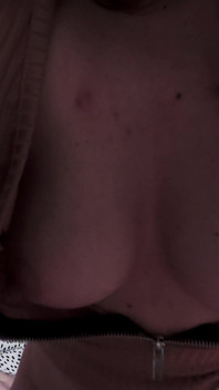 Două orgasme pentru această brunetă dulce - lins de pizdă umedă și ejaculare abundentă