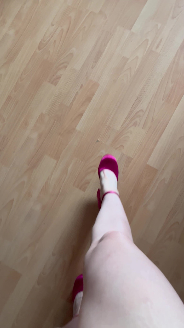 Feet: ऊँची एड़ी के जूते में चलने की आवाज़ें