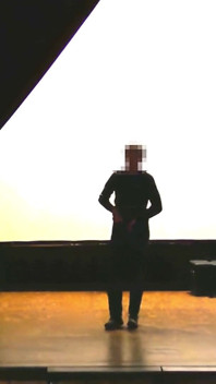 Masturbation en forme de montée en se déshabillant sur une scène de spectacle