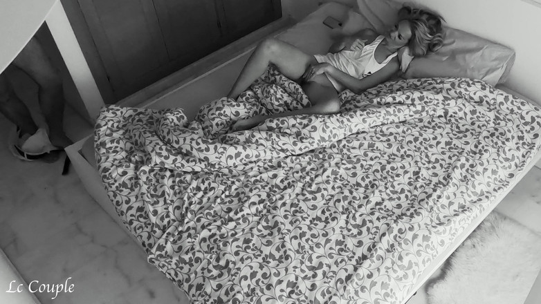 LC couple: Ночное видение камера записала, как сводный брат посетил спальню падчерицей поздней ночью