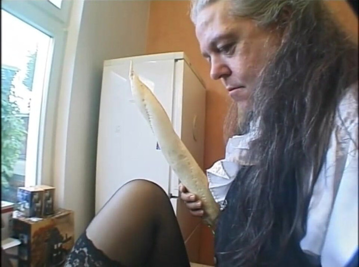 Absolute BDSM films - The original: Humillante penetración de alimentos en el coño