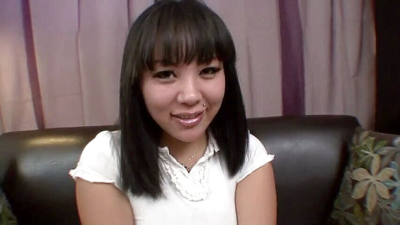 Asiatiques: Awek Asia menghisap zakar besar dalam sudut pandangan pertama