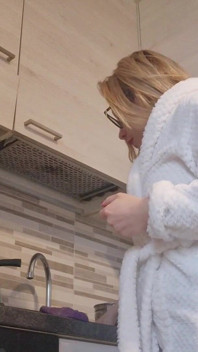 Traviesa en la cocina, Lora Zorra