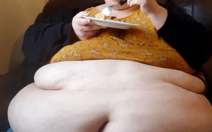 SSBBW Lady Brads: SSBBW mănâncă tort cu burta pe afară