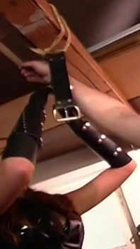 Domina in pelle sodomizzata con stallone sospeso profondo e duro