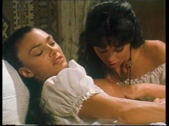 Lesbian Illusion: Deux lesbiennes sexy à gros nichons se lèchent