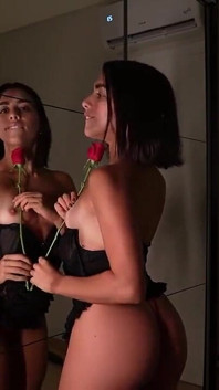 Seksi üvey kız kardeşim ve ben sana sevgililer günü hediyesi vereceğiz