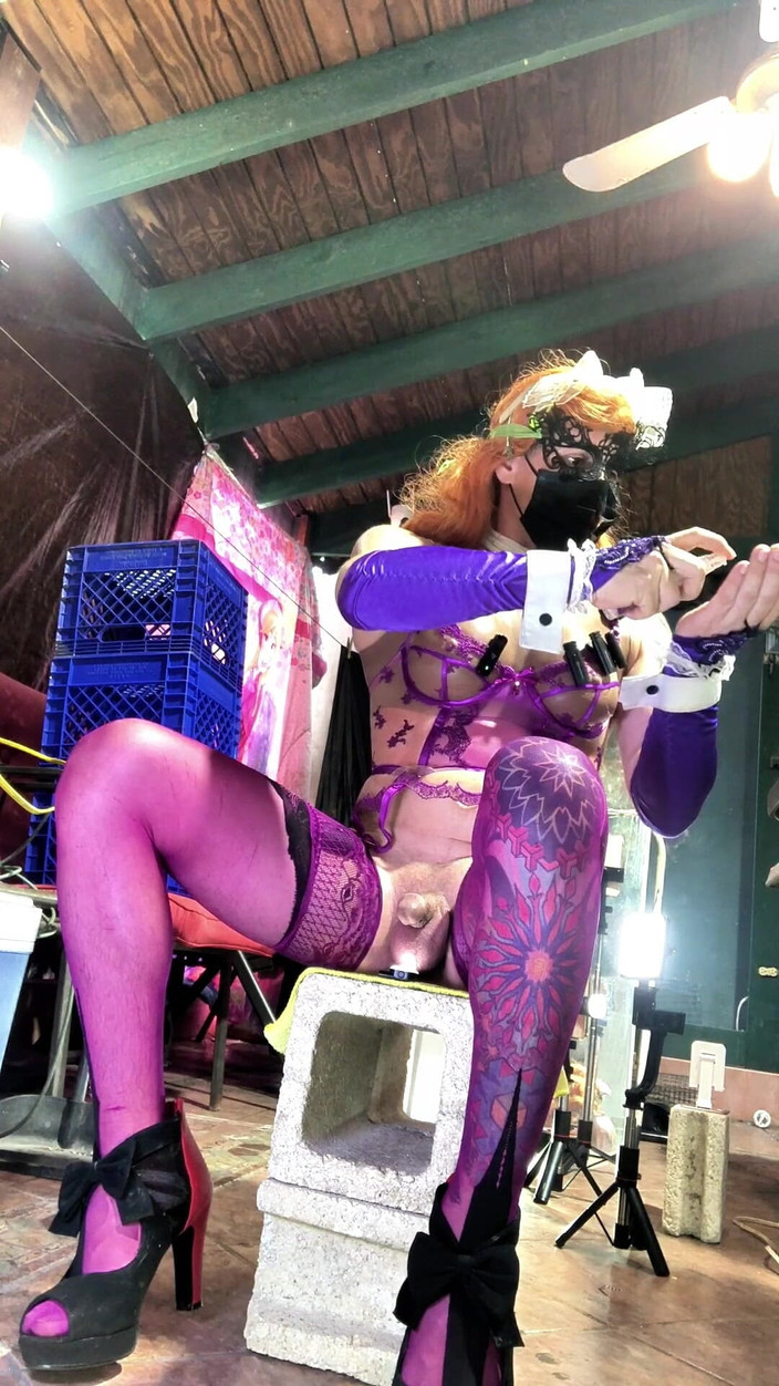 Benito414: 紫色のランジェリー姿のセクシーなシーメールが彼の尻にボトルを挿入している