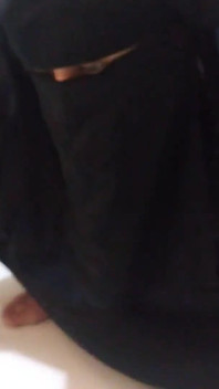 Madrasta gostosa fode enteado sem camisinha enquanto limpa casa, goza dentro da bunda grande