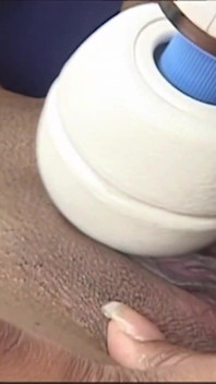 Dua lesbian lesbian pecinta dildo ini lagi asik muasin memeknya pakai dildo ukuran XL