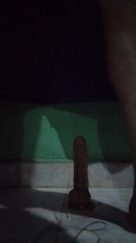 Brincando com meu dildo realista