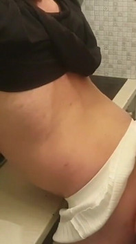 สาวซิสซี่หื่นใส่กระโปรงขาวขี่รูตูดตัวเอง