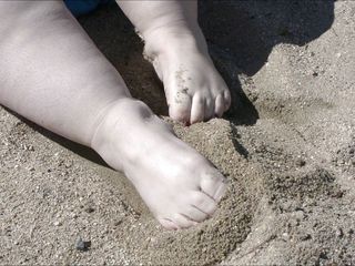 Foxy Rose: 砂の中のフォクシーローズの足