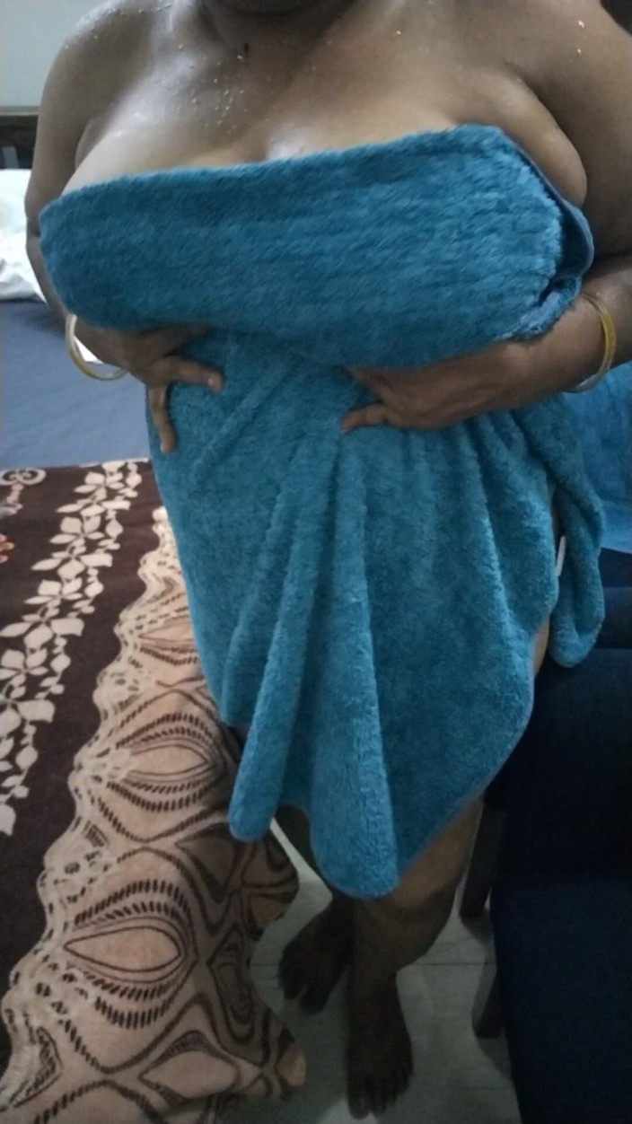 Tamil lesbian: Hot Bathing Stepmom