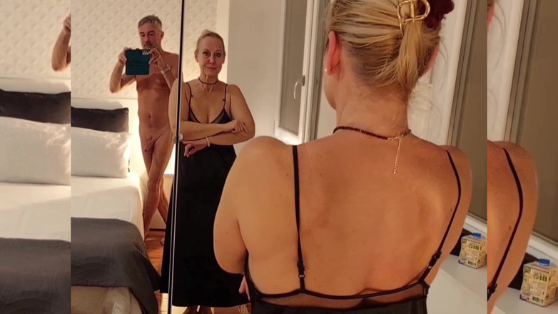 Selena701: Olgun Sarışın Eş Yarı Çıplak Seksten Hoşlanır