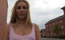 German Amateur: Blonde Britse milf pist buitenshuis