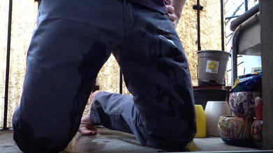 Kinky Guy: Отчаянный писсинг в джинсах на балконе