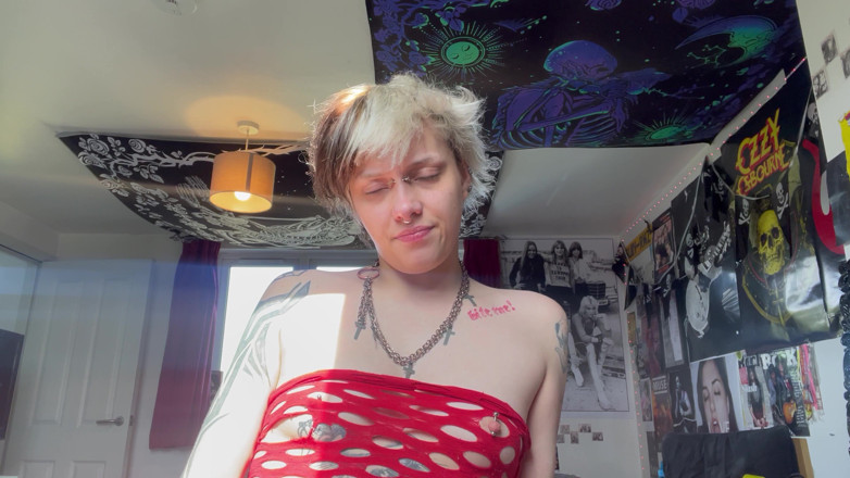 Glitterqueen1999: Gotická dívka bez make-upu vás nutí uctívat její nos na...