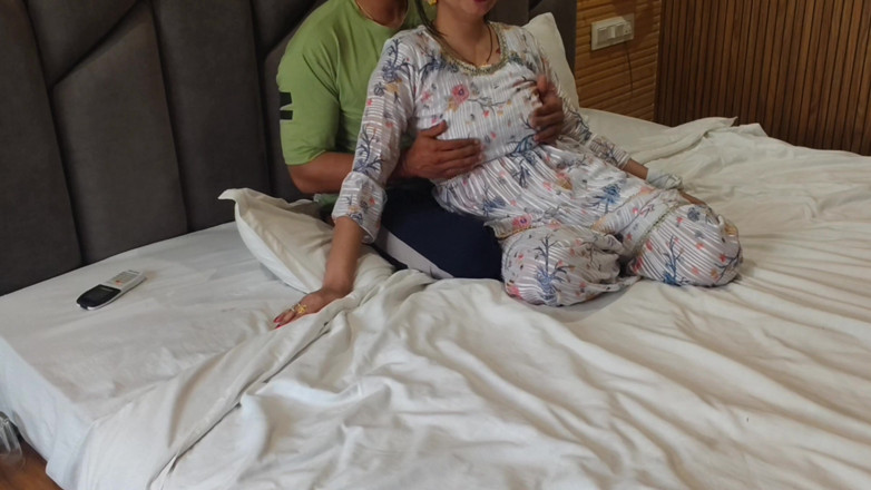 Hornycouple149: Неслухняна Саара Бхабхі вчить трахатися з незайманою тінкою Деваром, а Девар її трахнув