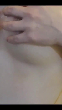 Gioco con i capezzoli, masturbazione, orgasmo del capezzolo guardando porno