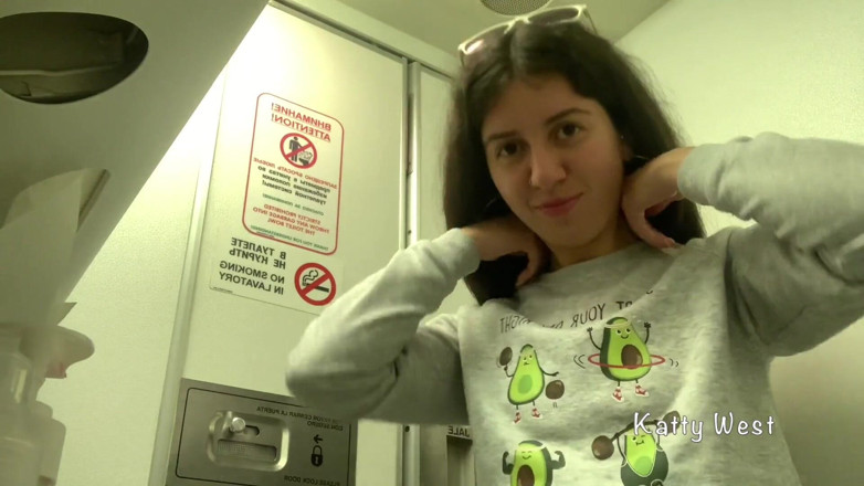 Katty West: Masturbation risquée dans les toilettes d’un avion. J’ai failli me...