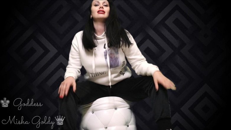 Goddess Misha Goldy: Lasă-mă să-ți arăt cine îți controlează pula! Începe să o masturbeze acum!