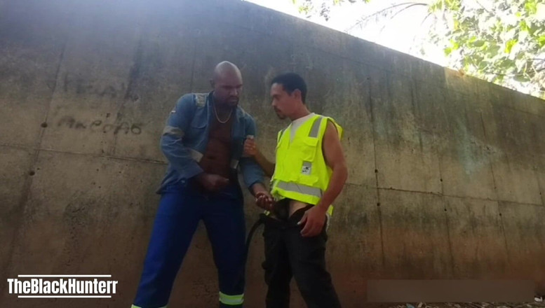 TheBlacKHunterr: Hizmet duvarının arkasında iki işçi